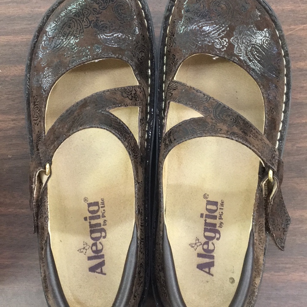 Allegria brown shoe  size 7